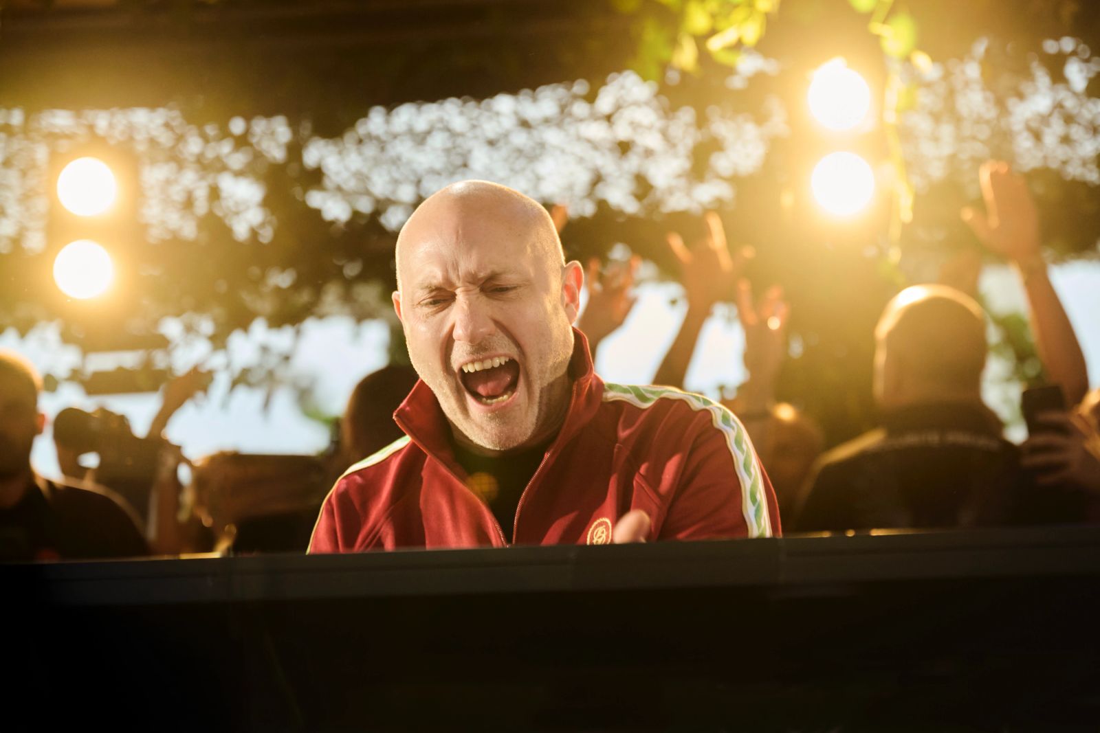 Paul Kalkbrenner steht auf der Bühne und schreit