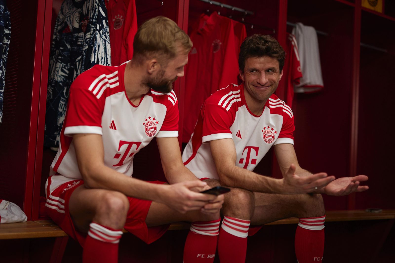 Konrad Laimer und Thomas Müller im lockeren Austausch in den Kabinen der Allianz Arena während des Werbeshootings für Bitpanda, fotografiert von Karl Scholten.