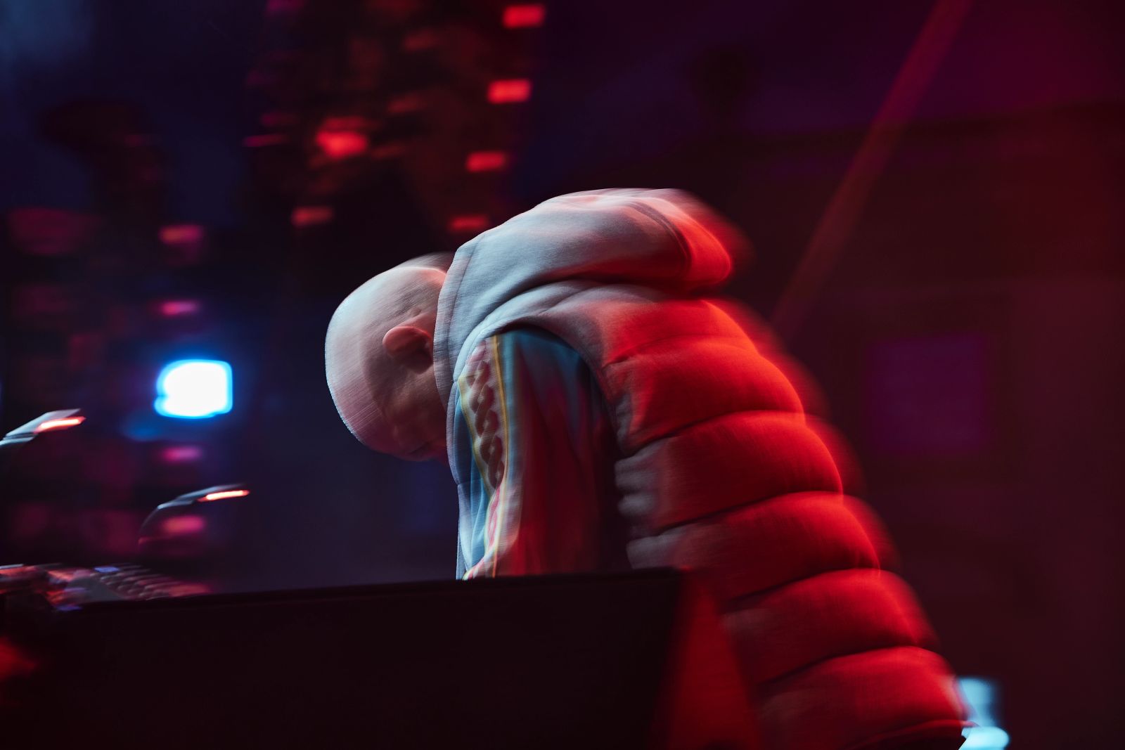 Bewegungsunscharfes Foto von Paul Kalkbrenner auf der Bühne