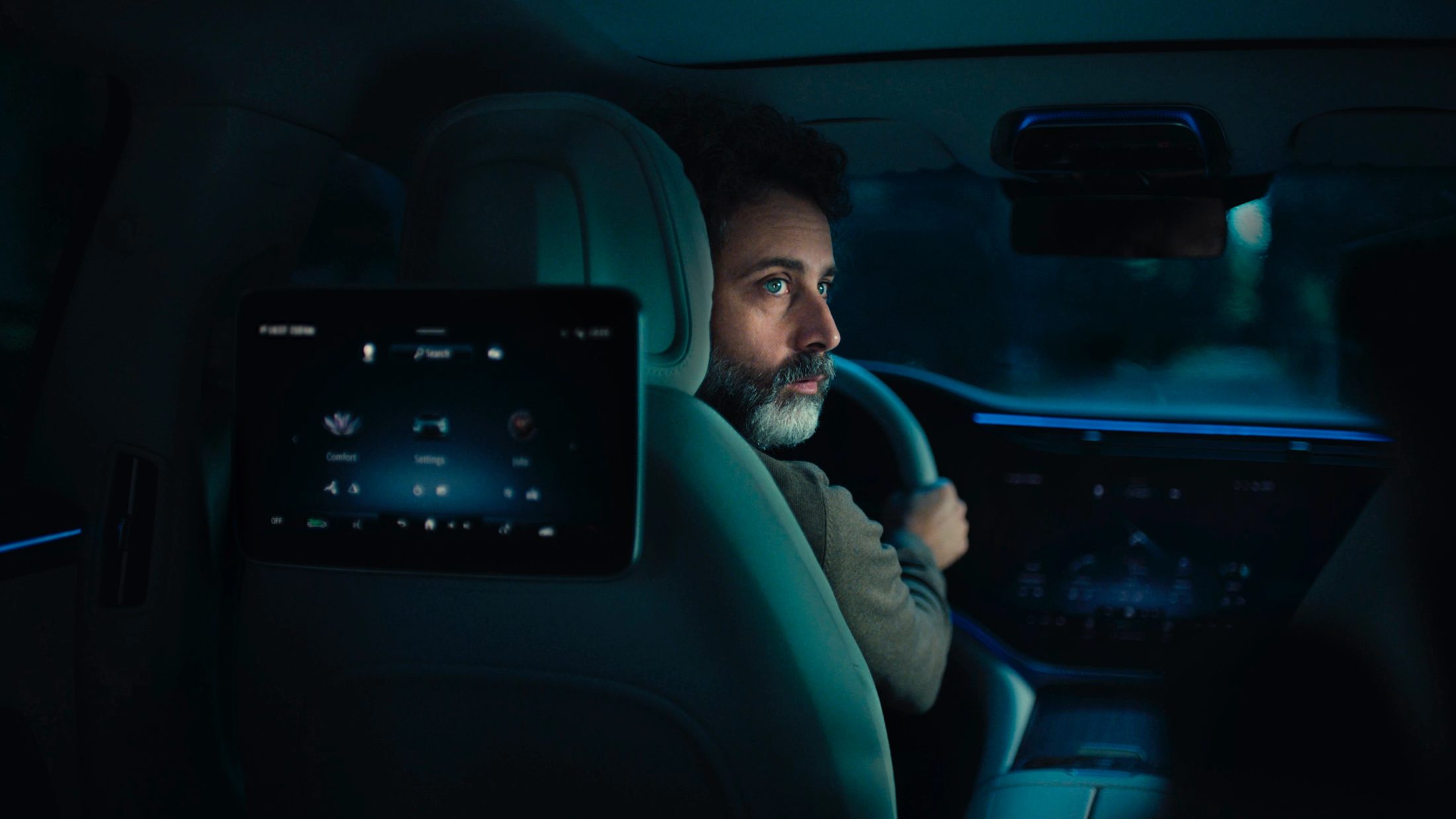 Mercedes-Benz EQS in dynamischer Seitenperspektive Portrait, modernes Auto-Design, fotografiert von Karl Scholten