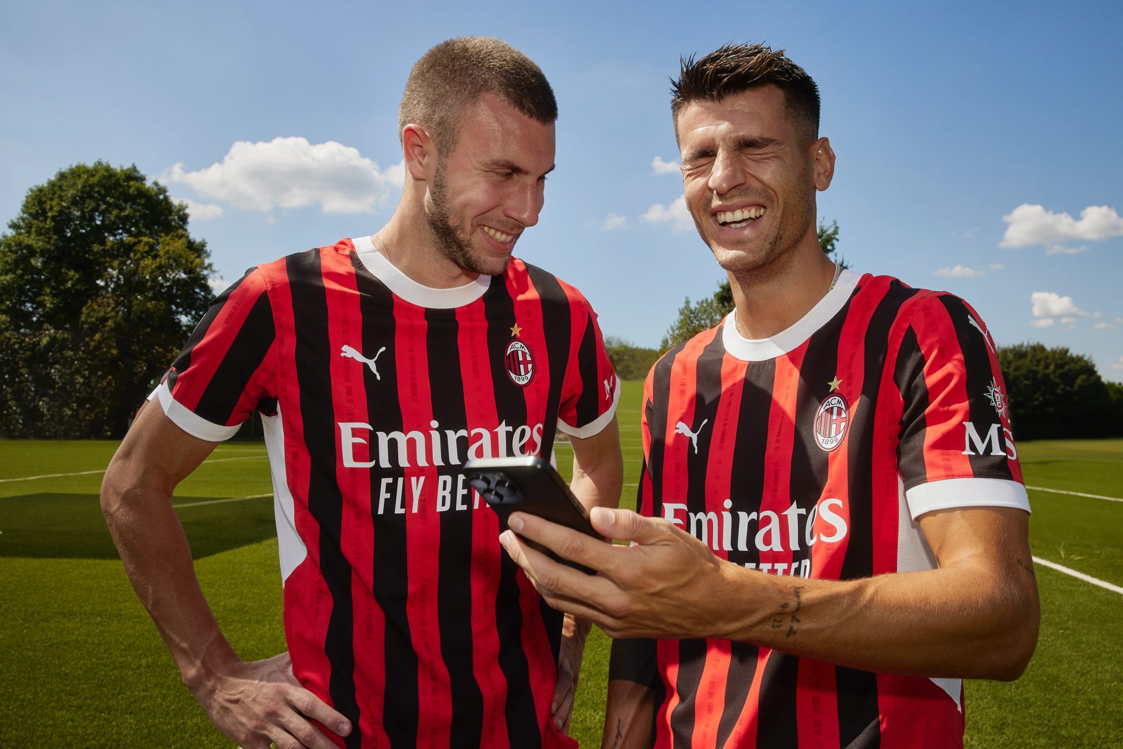 Strahinja Pavlović und Álvaro Morata blicken gemeinsam auf ein Smartphone