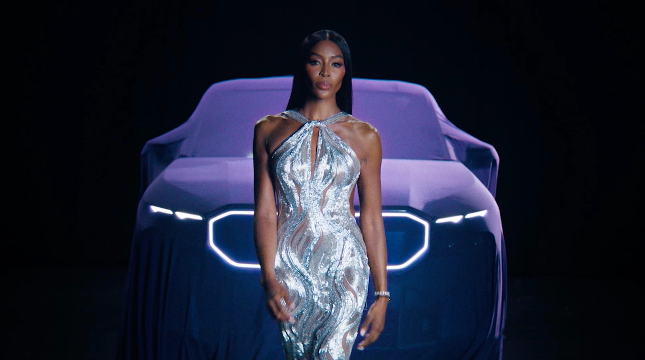Studioaufnahme von Naomie Campbell für BMW-Kampagne, stylisches Fashion-Editorial in München