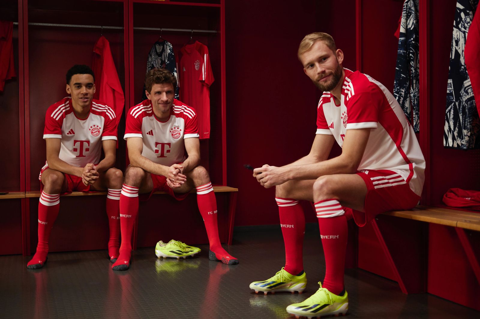 Jamal Musiala, Thomas Müller und Konrad Laimer in einer authentischen Szene in den offiziellen Kabinen der Allianz Arena für das Bitpanda-Shooting, fotografiert von Karl Scholten.