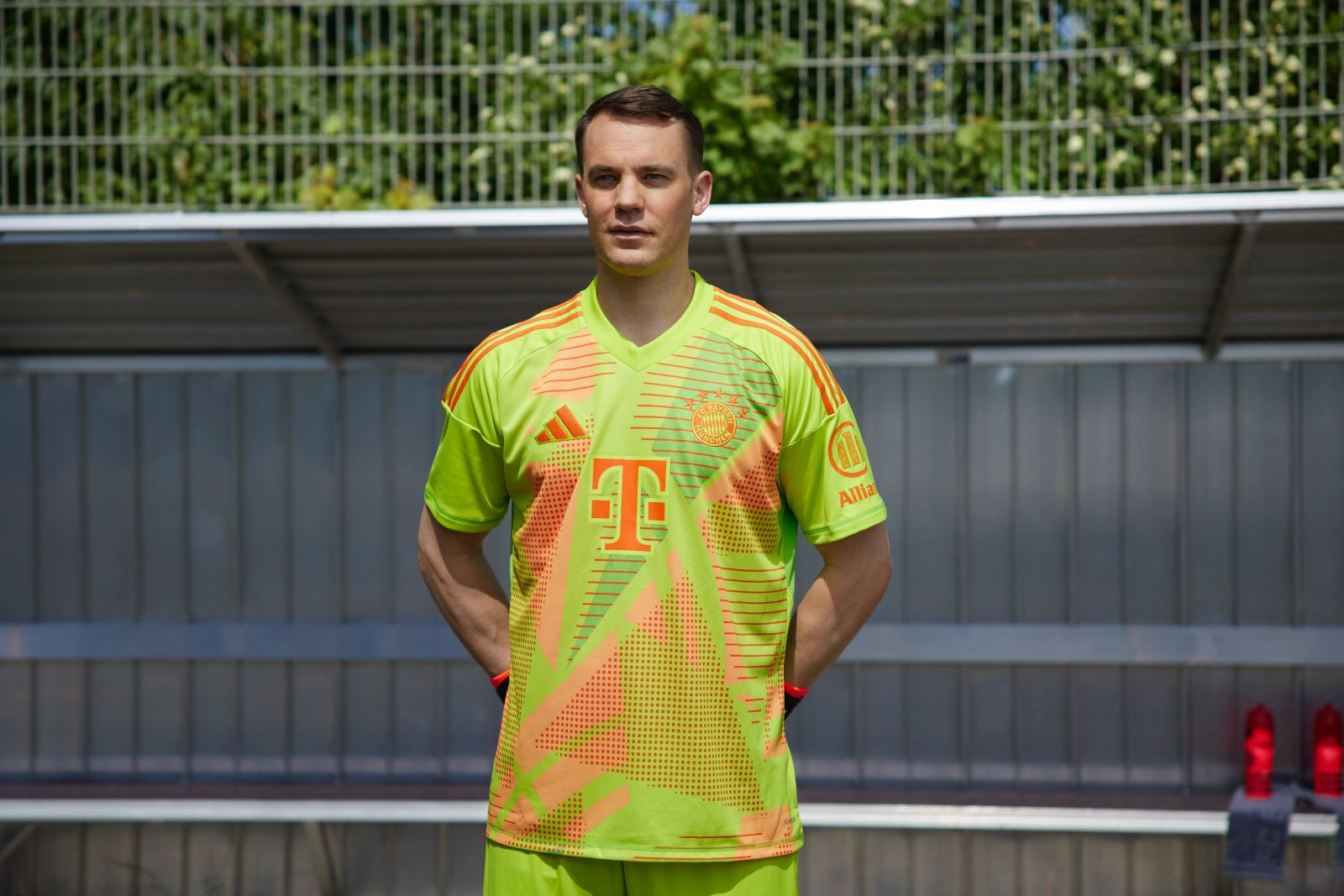 Manuel Neuer im neongrünen Torwarttrikot an der Säbener Straße