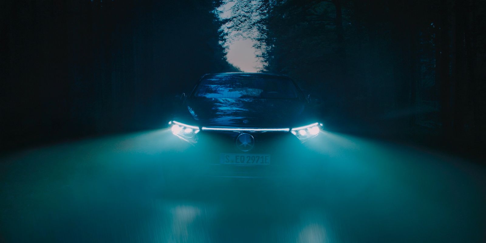Mercedes-Benz EQS in dynamischer Frontperspektive, modernes Auto-Design, fotografiert von Karl Scholten