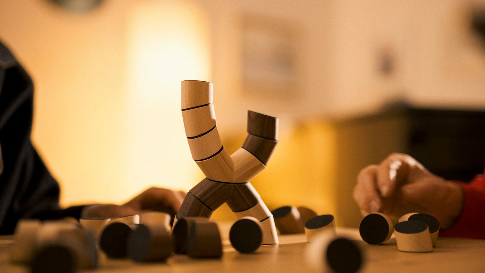 Detailaufnahme einer Form aus Holzspielzeug am Tisch