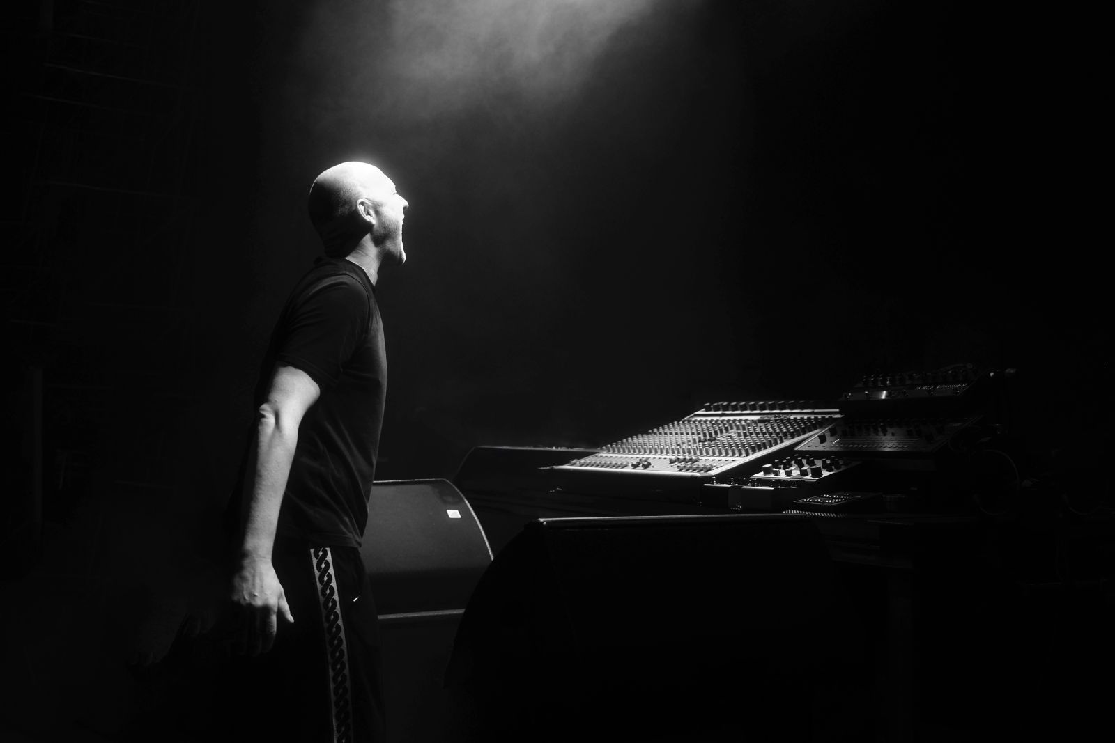 Paul Kalkbrenner steht auf der Bühne und schreit in schwarzweiß