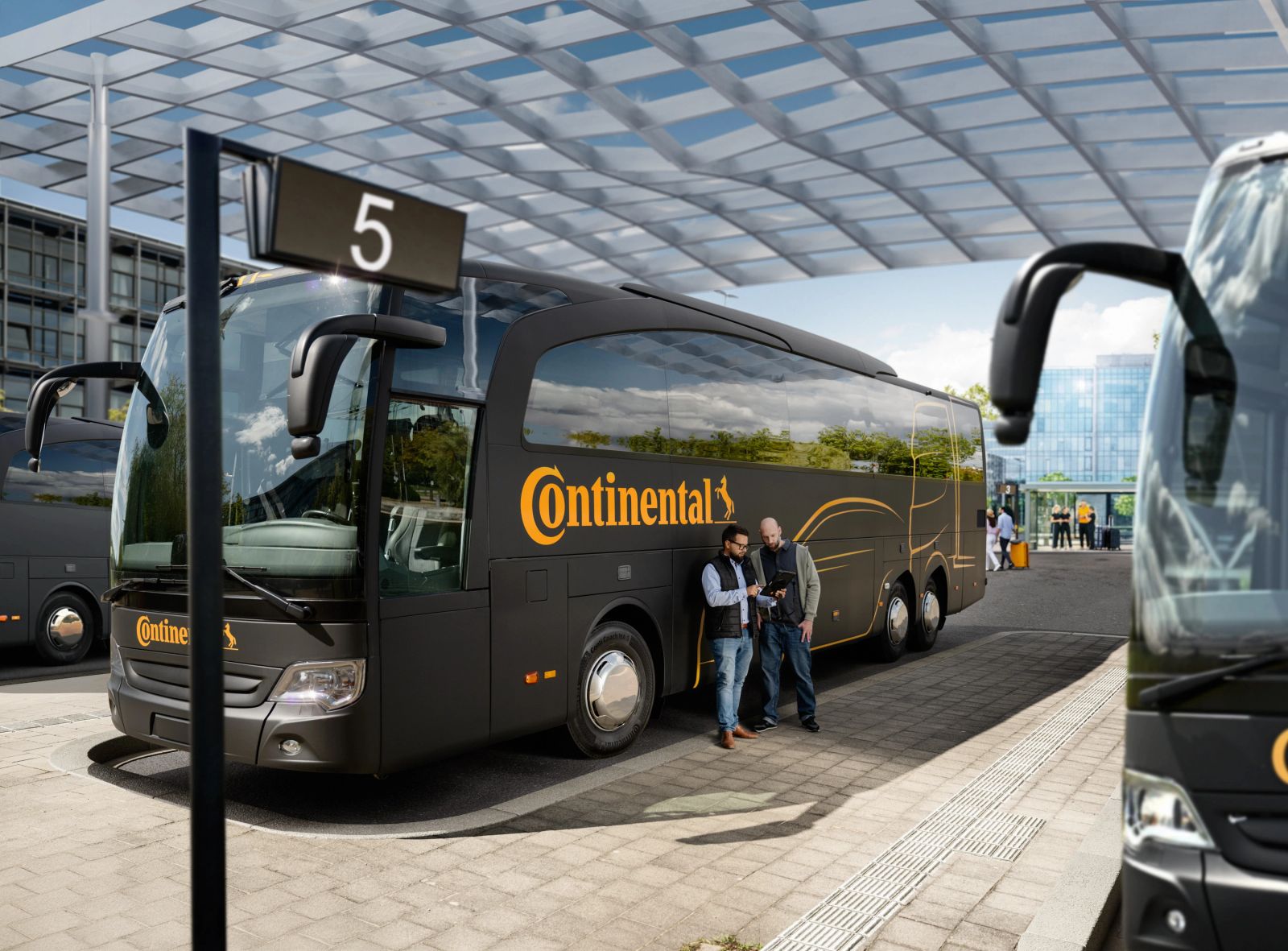 Schwarzer Reisebus steht an Haltestelle 5, Continental Kampagne