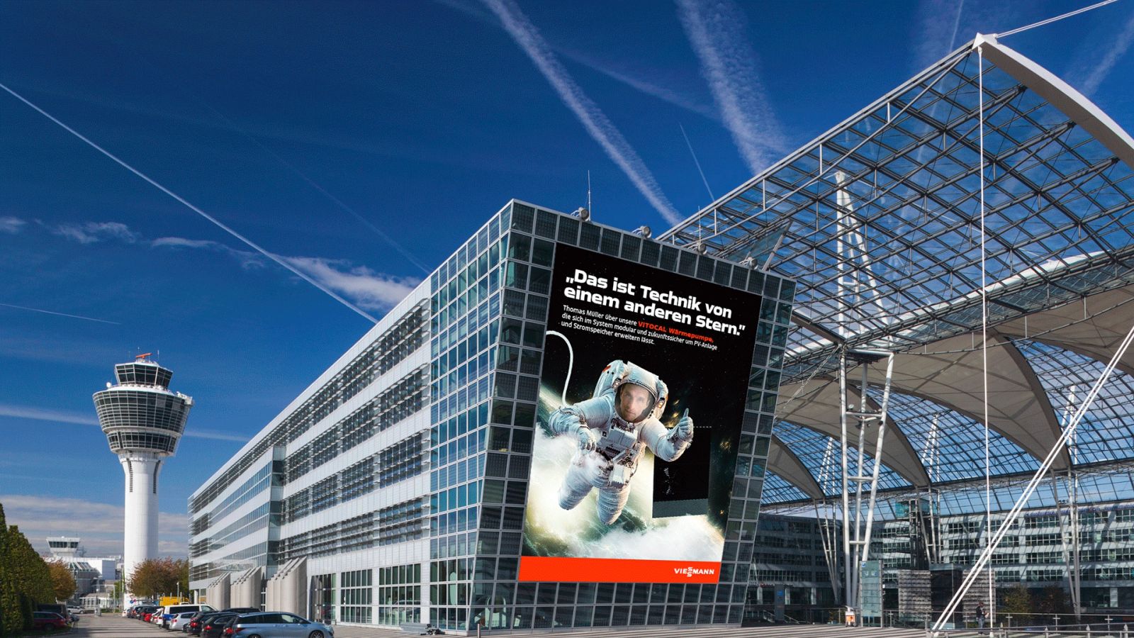 Karl Scholten inszeniert Thomas Müller vom FC Bayern als Astronauten auf einer monumentalen Werbefläche an der Glasfassade des Münchner Flughafens.