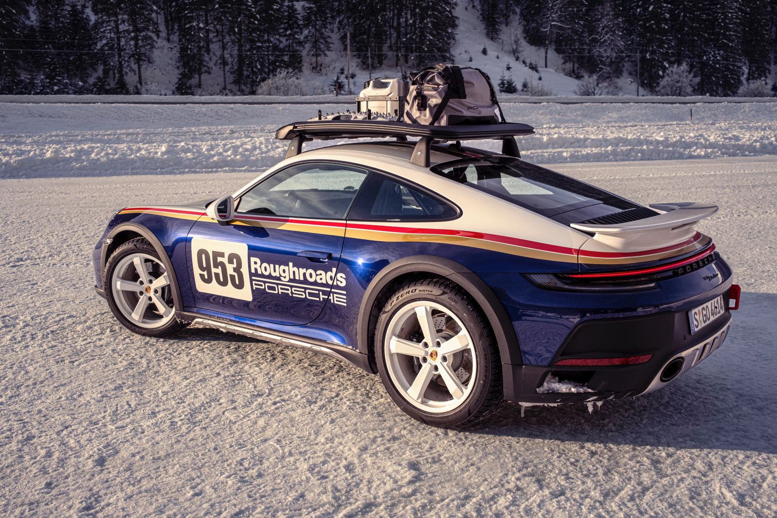 Porsche Dakar Seitenansicht im Schnee