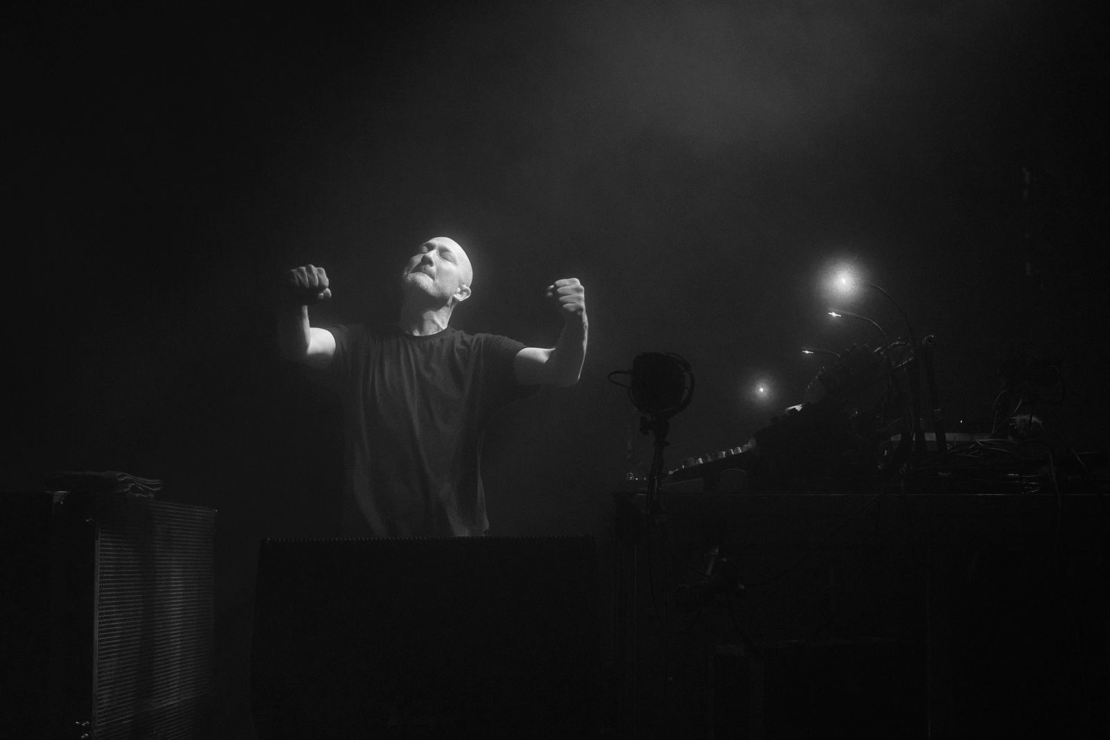 Paul Kalkbrenner steht auf der Bühne und tanzt 