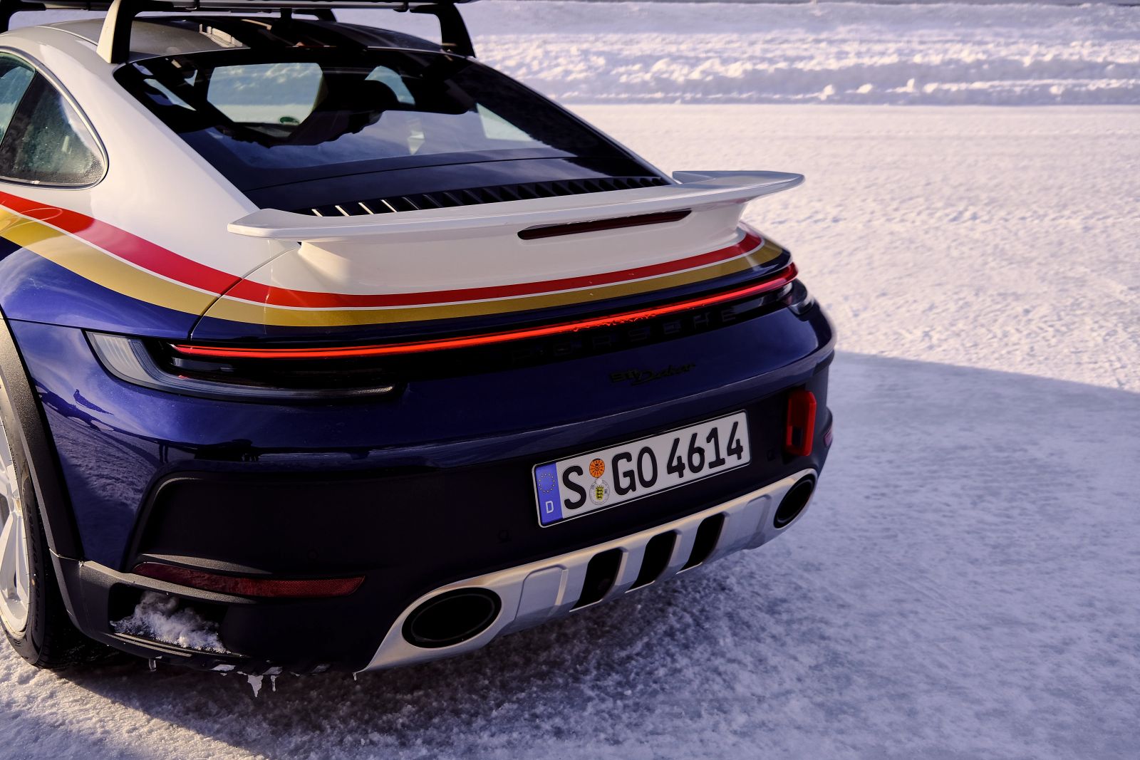 Porsche Dakar Heckansicht im Schnee