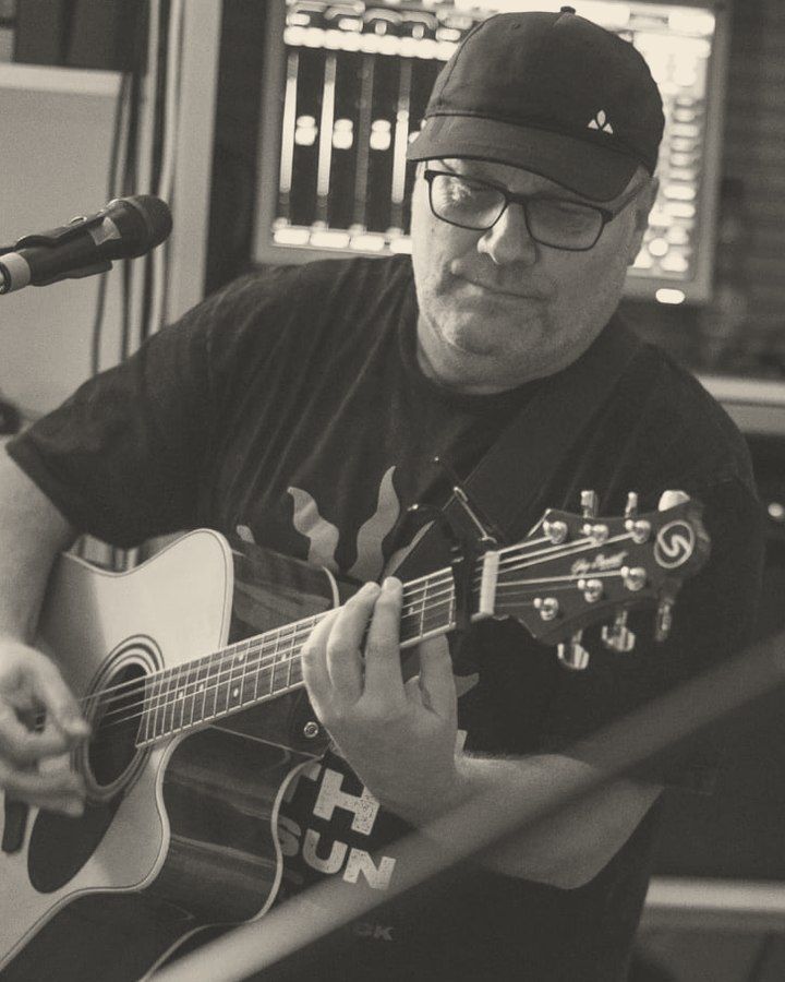 Jürgen an der Akustikgitarre im Proberaum