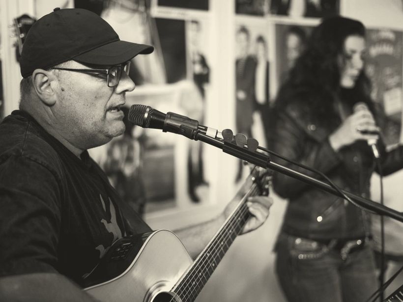 Gesang und Gitarre bei der Probe