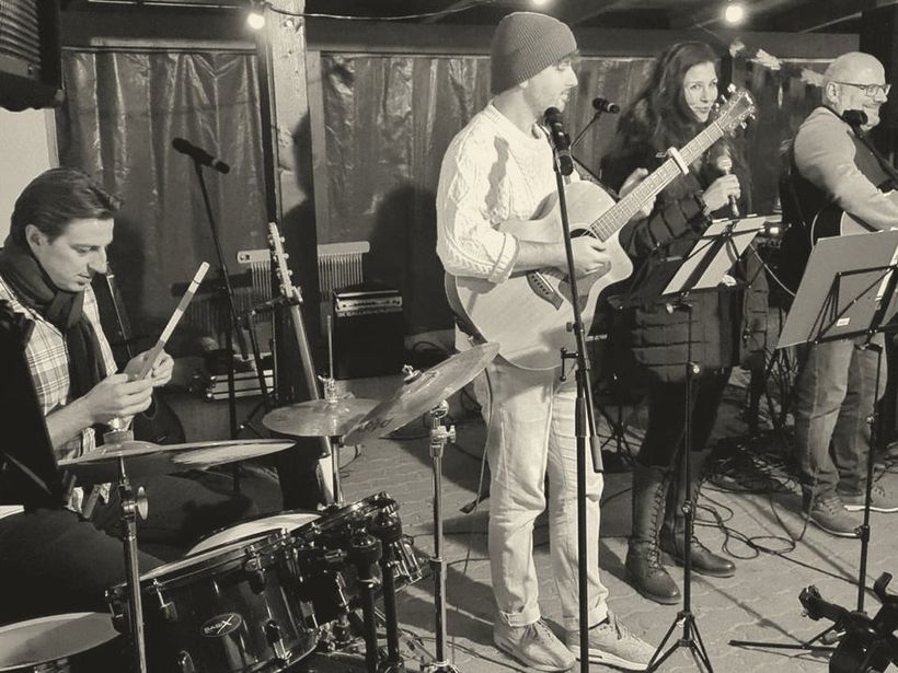 Velvet Pony mit Schlagzeug, Gitarren und Gesang beim ersten Gig