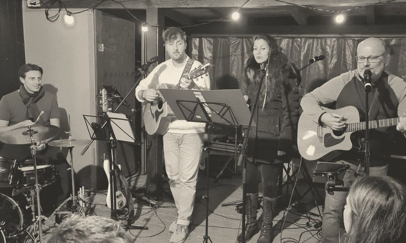 Velvet Pony spielt akustisch mit Gitarren, Gesang und Schlagzeug