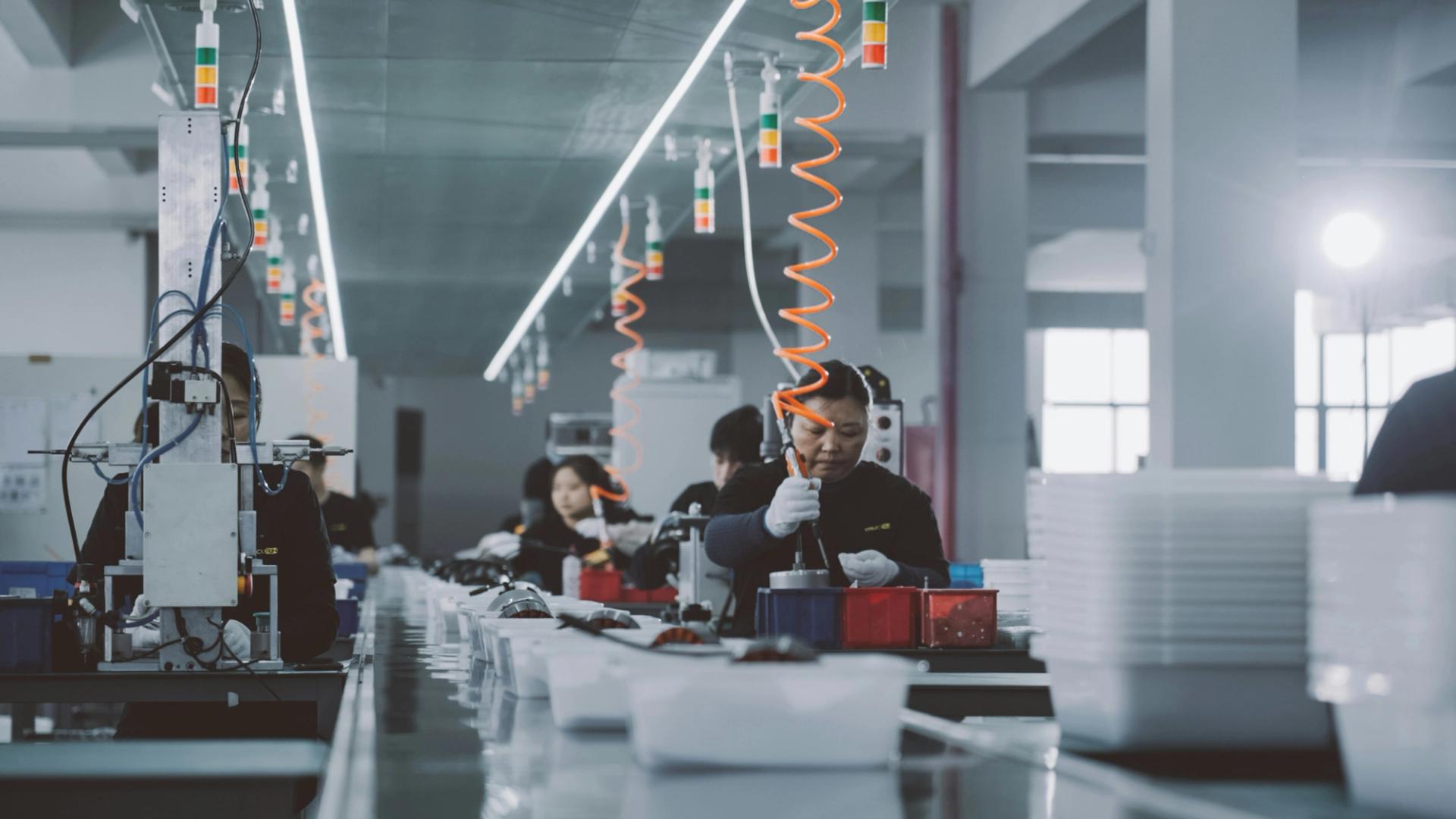 Not all manufacturers are created equal. Learn the key differences between trading companies, factories, agents, and end-to-end contract manufacturers to make the right choice for your brand.