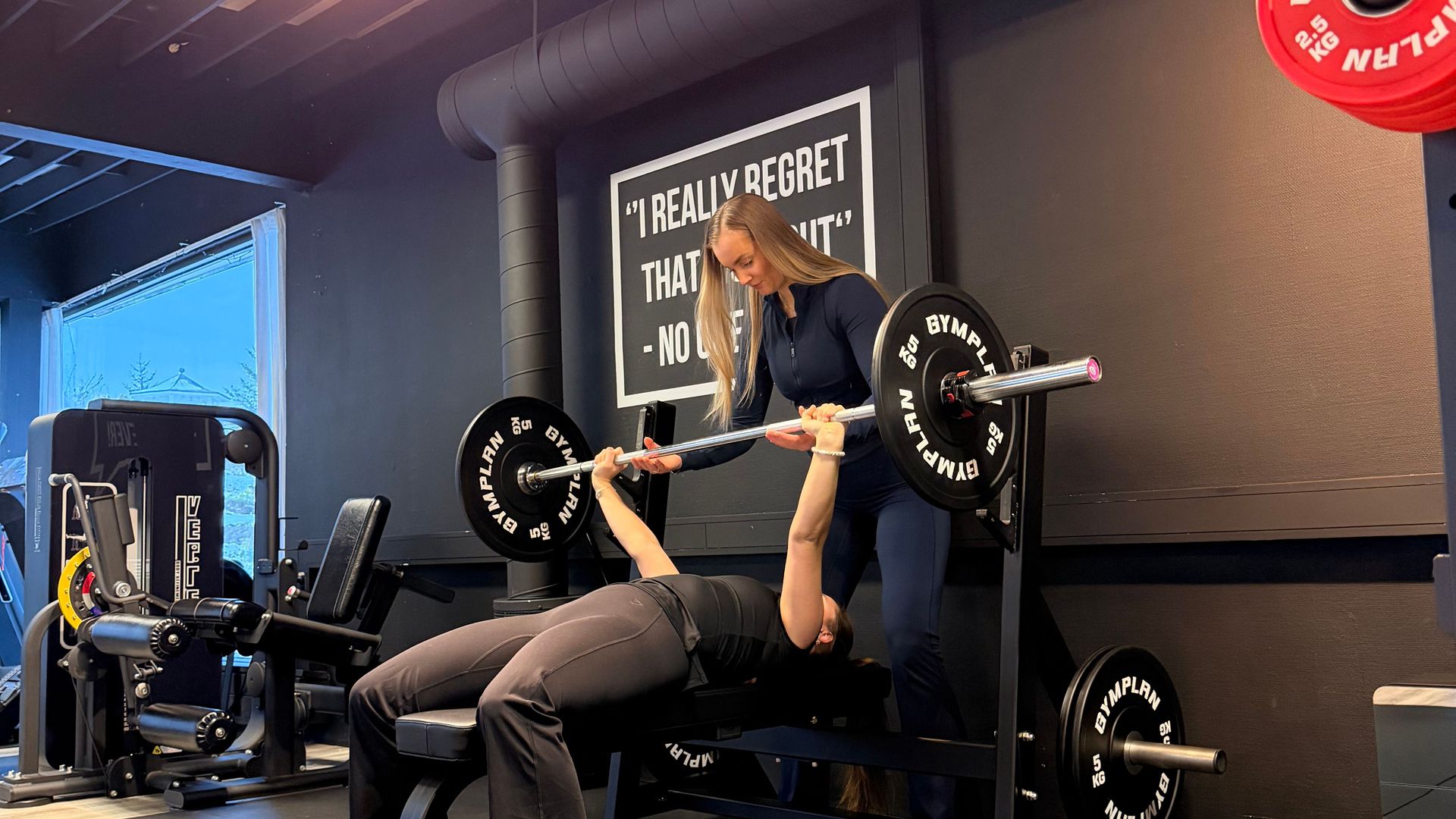 Ann Louise bistår med benk