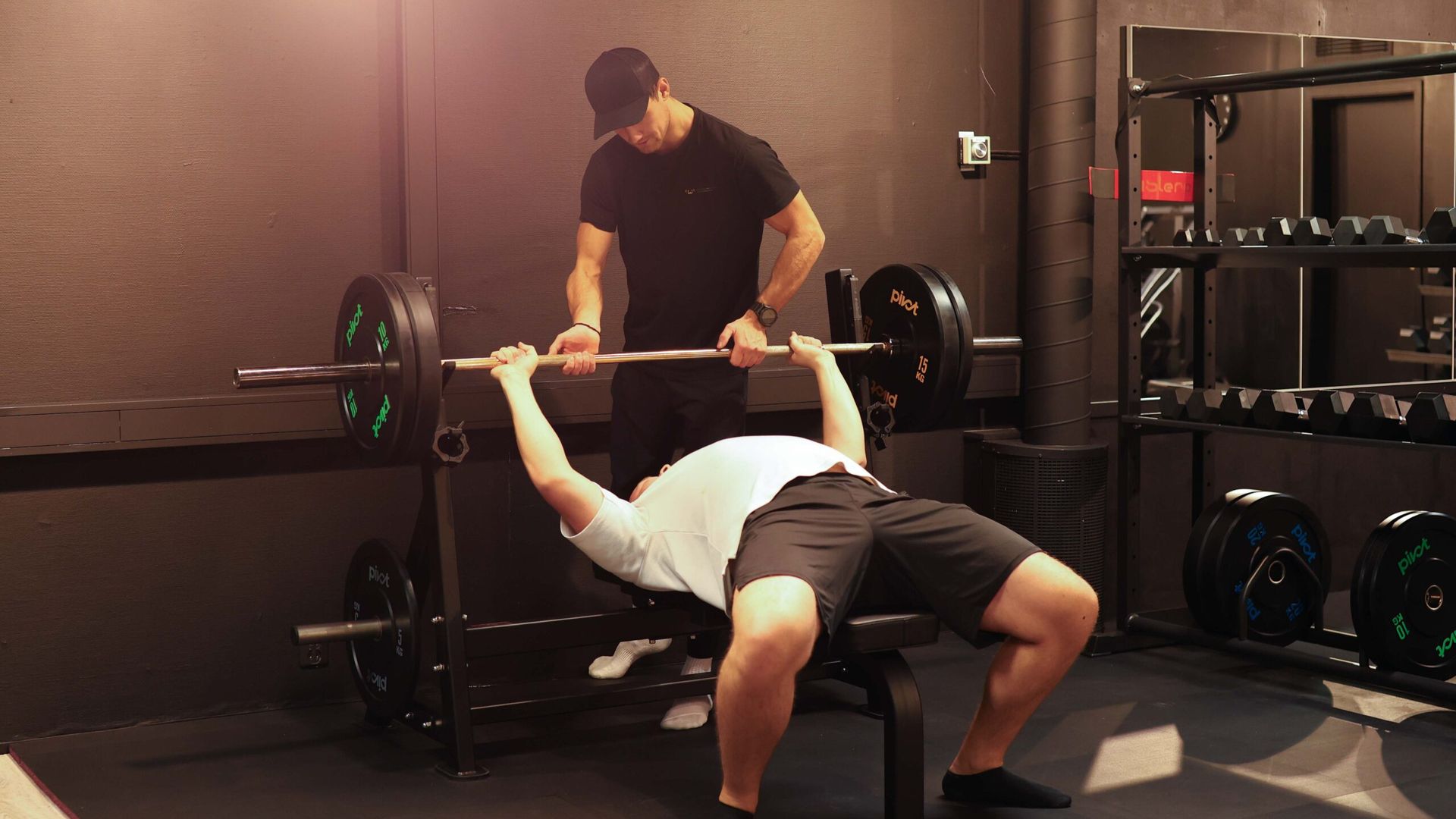 Thomas bistår med benkpress