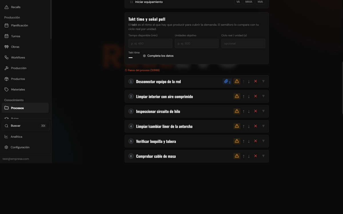 Editor de pasos de un proceso en REELEVO, con el texto del paso, la checklist con valores y el bloque de qué hacer si algo sale mal