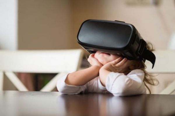 Enfant avec un casque VR