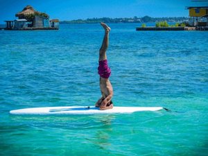 Man op surfplank Rosario eilanden