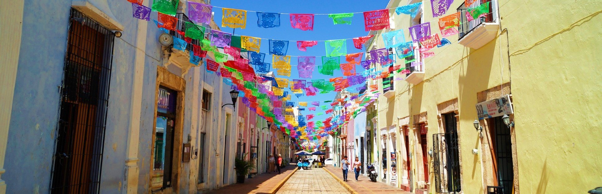 Mexico vlaggetjes kleurrijke straat