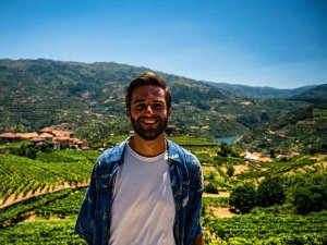 Man lachend met de douro vallei op de achtergrond