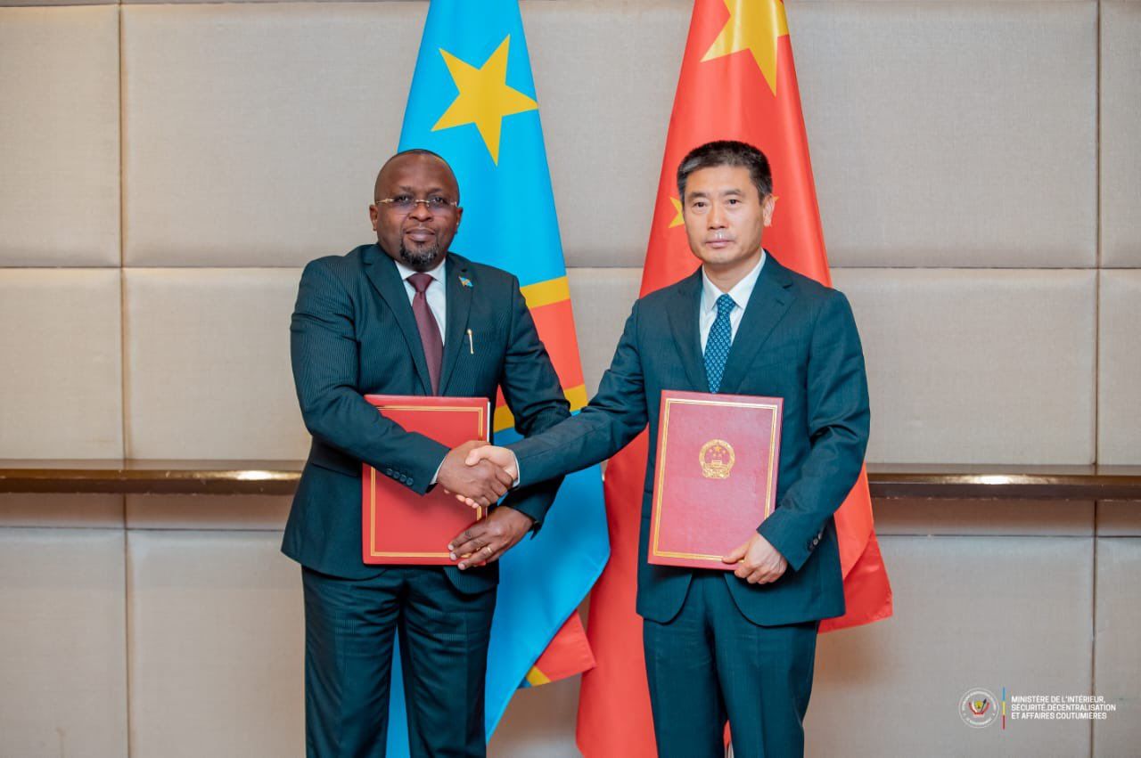 RDC – Chine : le Vice-Premier Ministre Jacquemain Shabani signe un accord de coopération policière à Pékin