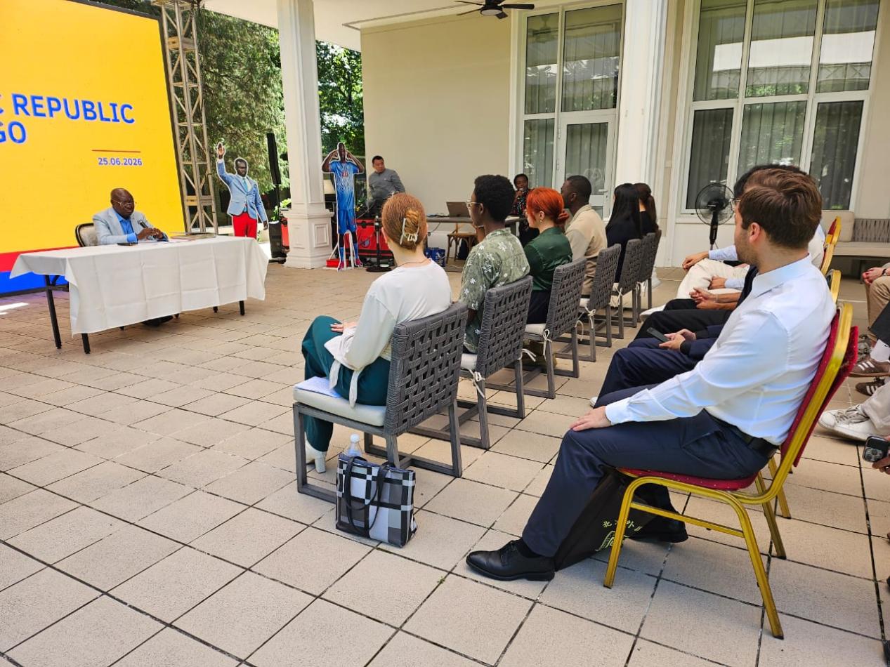 Dialogue entre SEM. François BALUMUENE, Ambassadeur Extraordinaire et Plénipotentiaire de la RDC en République Populaire de Chine et des étudiants internationaux