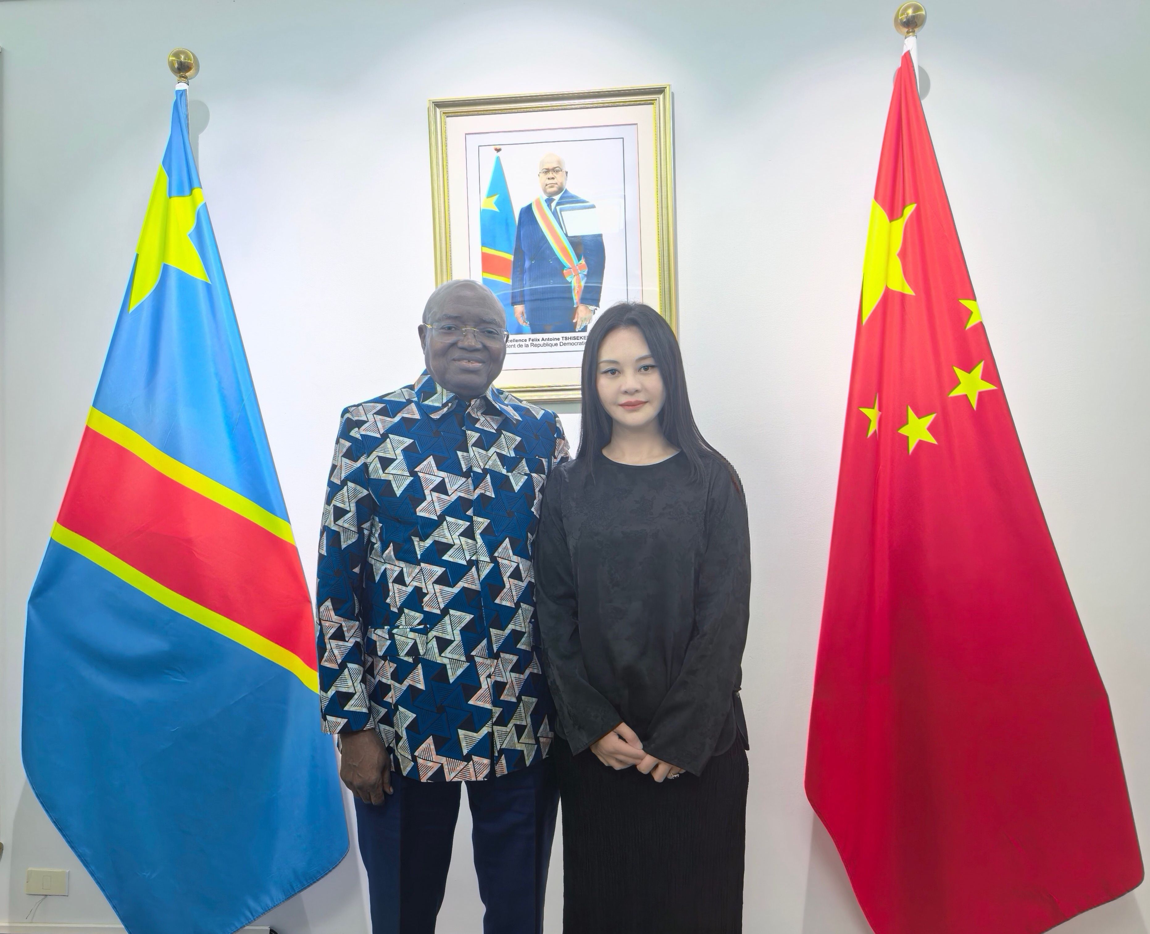 Coopération économique RDC-Chine : l'Ambassadeur François Balumuene reçoit la Vice-présidente de China Economic and Trade Magazine