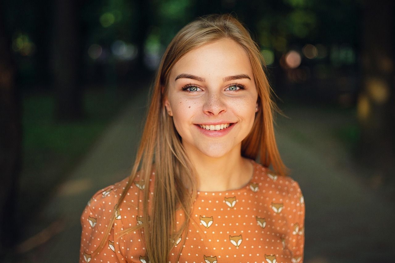 Jeune femme souriante en plein air