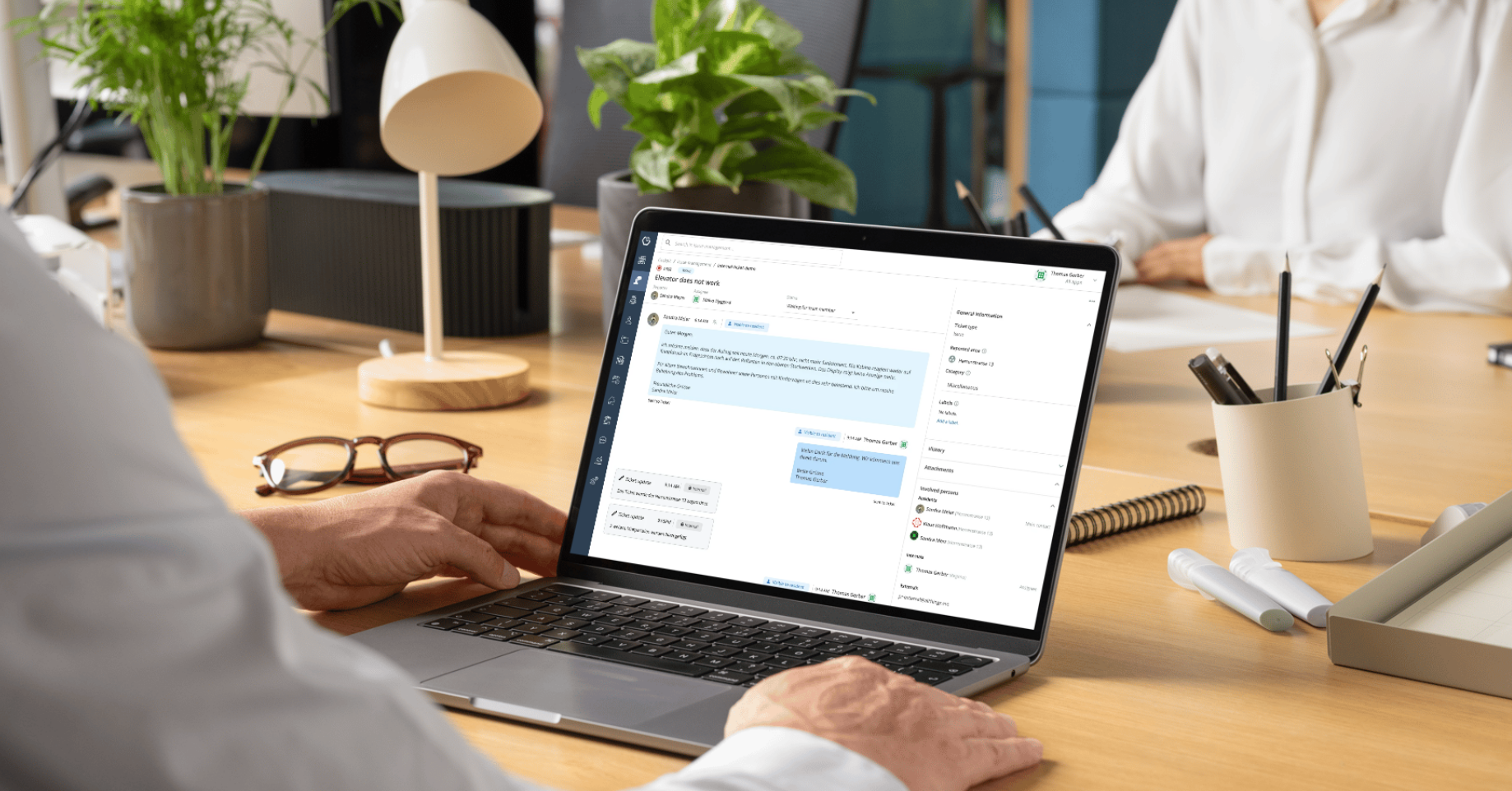 Personne travaillant sur un ordinateur portable avec la plateforme Allthings au bureau