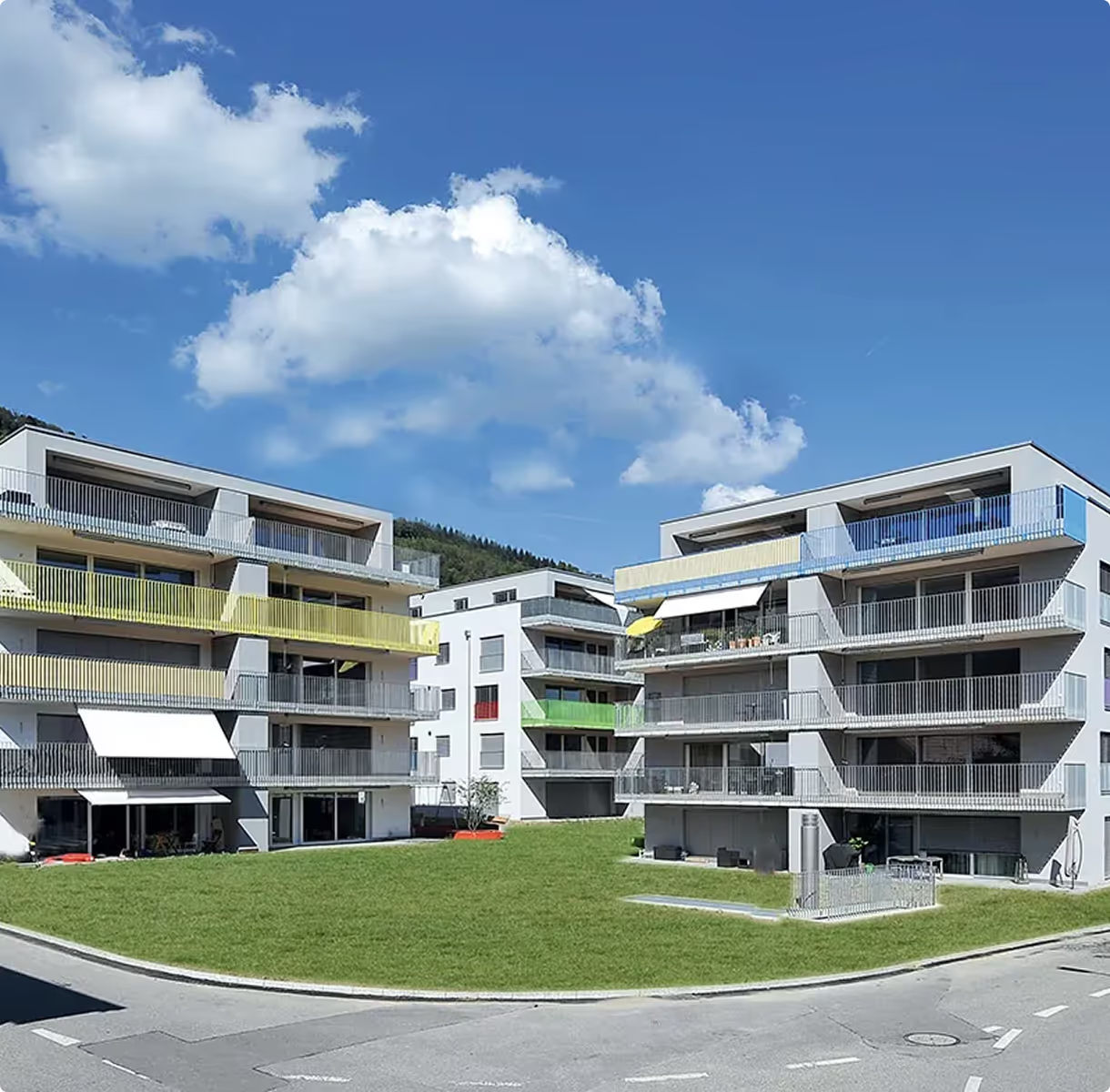 Ensemble résidentiel moderne avec balcons colorés et pelouse