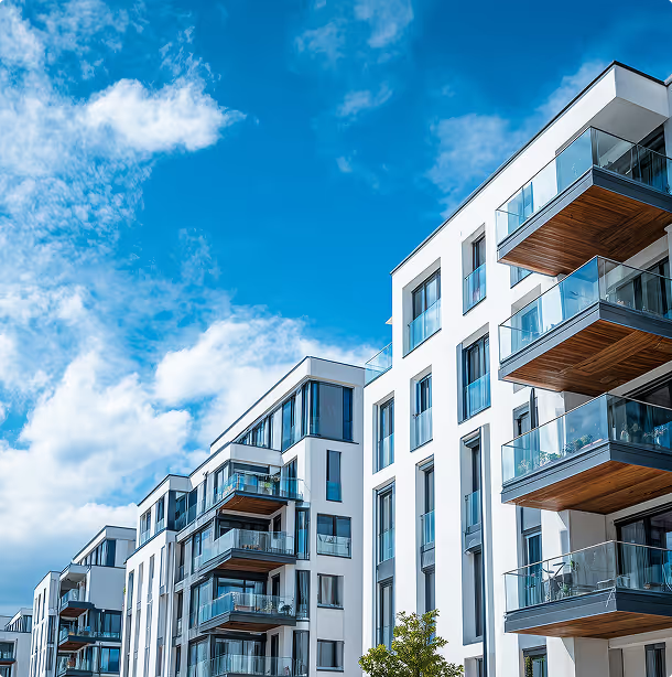 Immeuble résidentiel neuf avec balcons sous un ciel bleu