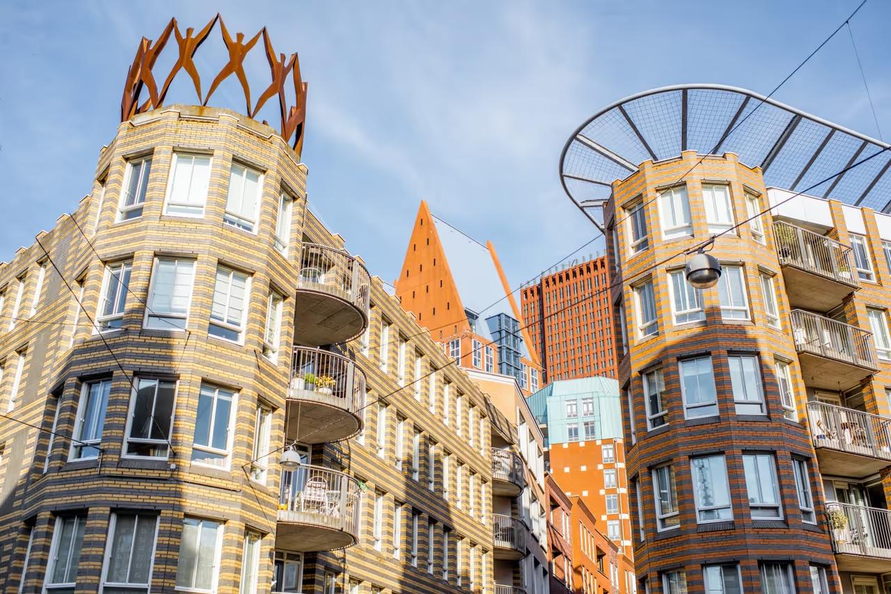 Immeubles résidentiels en brique avec tours rondes