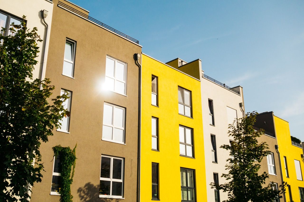 Façades colorées d'immeubles résidentiels au soleil
