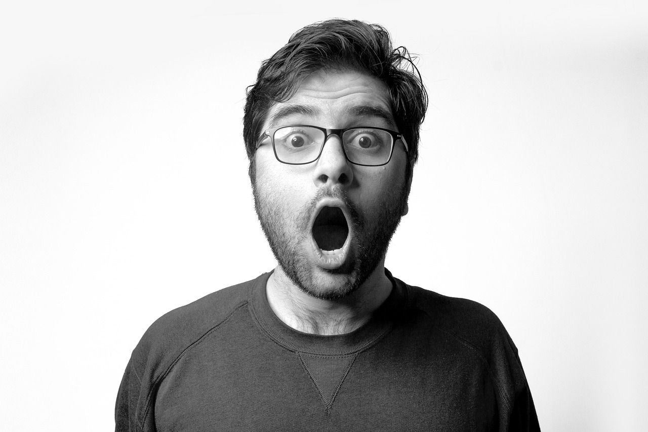 Homme surpris portant des lunettes, photo en noir et blanc