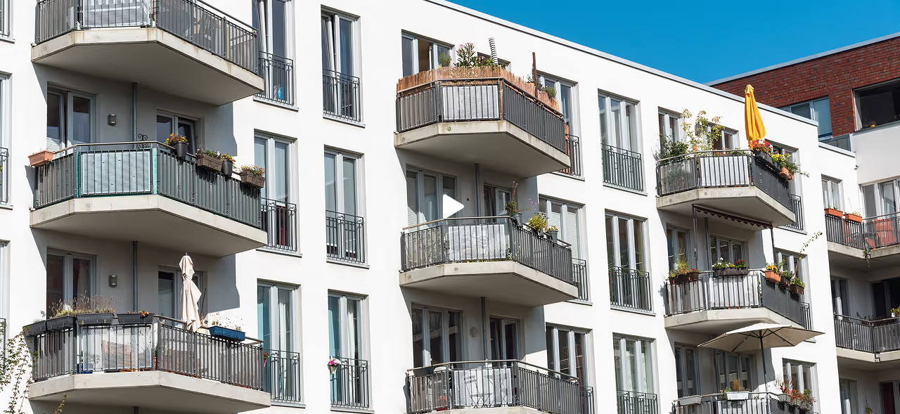 Immeuble résidentiel avec balcons fleuris