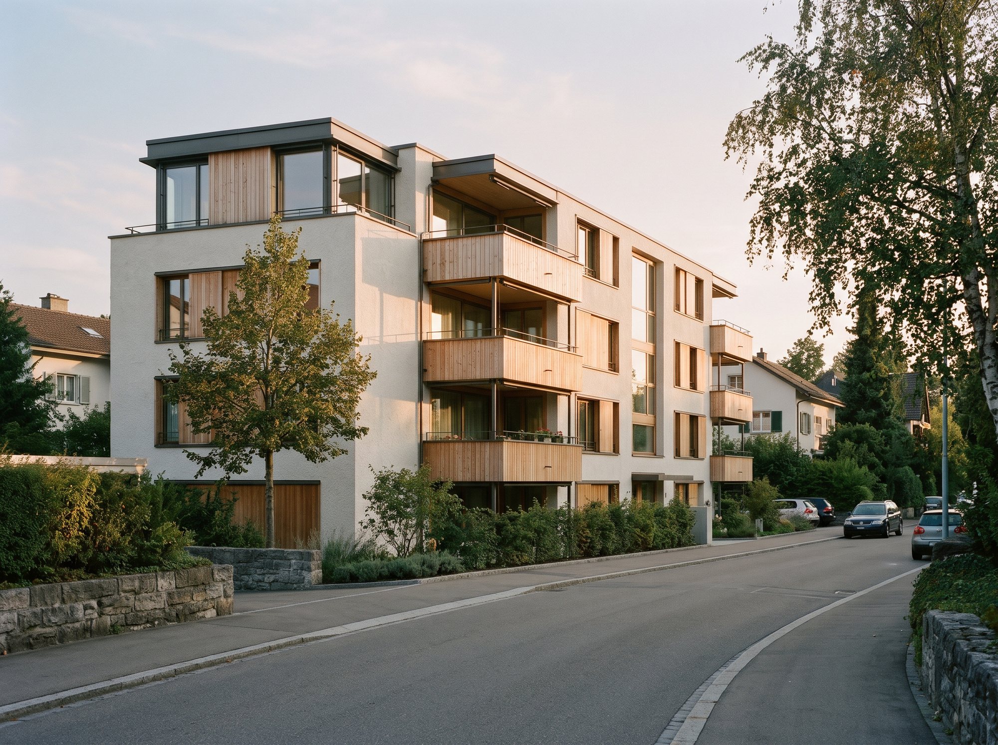 Mehrfamilienhaus mit Holzbalkonen in einem Schweizer Wohnquartier