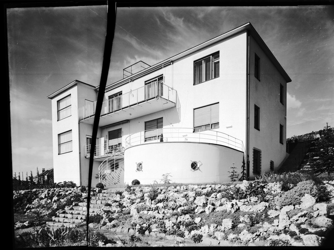 Černobílá fotografie vily