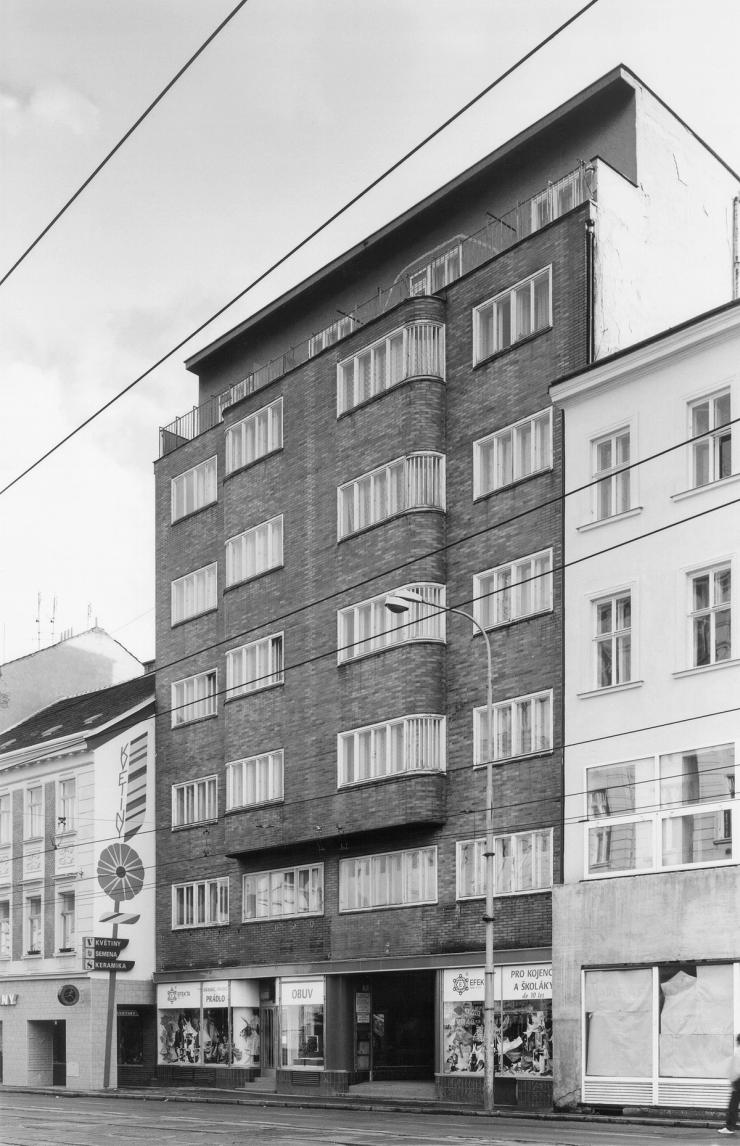 Realizace Otto Eislera – prohlídka bytového domu s majitelkou Anne Newman v angličtině