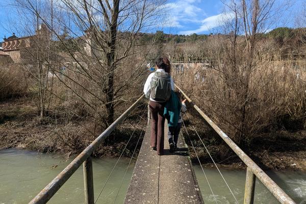 Creuant el niu de cami a Viladomiu Nou desde Gironella, ruta a peu perfecta amb nens. 