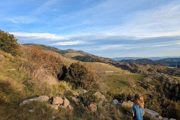 Vistes des de la Cova de la Tuta de Castellar de'n Hug