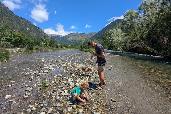 Refrescant els peus al riu a la zona de Barruera, Vall de Boí