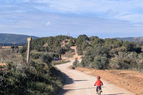 Sortida amb bici de Sant Pere al Pla del Penedès passant per Jean Leon. Una ruta facil d'anar i tornar pel matiex cami, parcialment asfaltada i d'uns 5/7km depenent del punt de sortida.