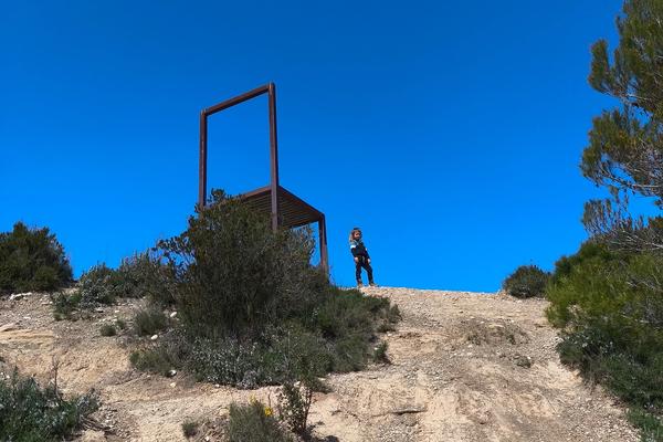 La cadira! El mirador que forma part de la ruta dels Miravinyes del Penedès!