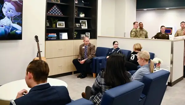 Can Military Spouses Use the USO at Airports?