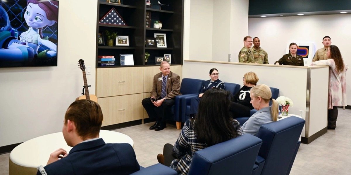 Can Military Spouses Use the USO at Airports?