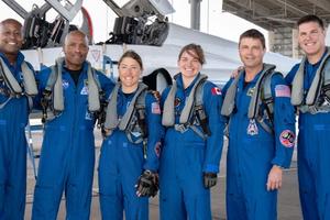 Artemis crew of 6 pose for a picture.